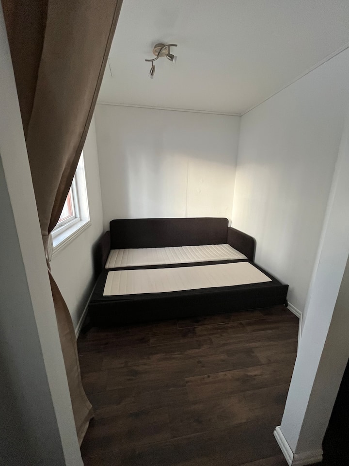 سرير أريكة أبسط لشخصين كحد أقصى 