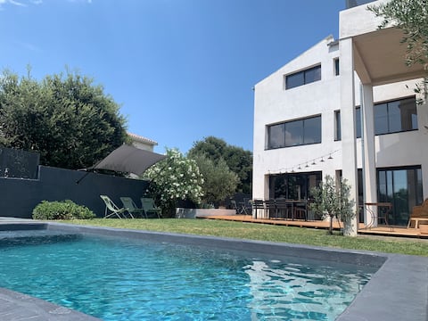 Villa between countryside and sea