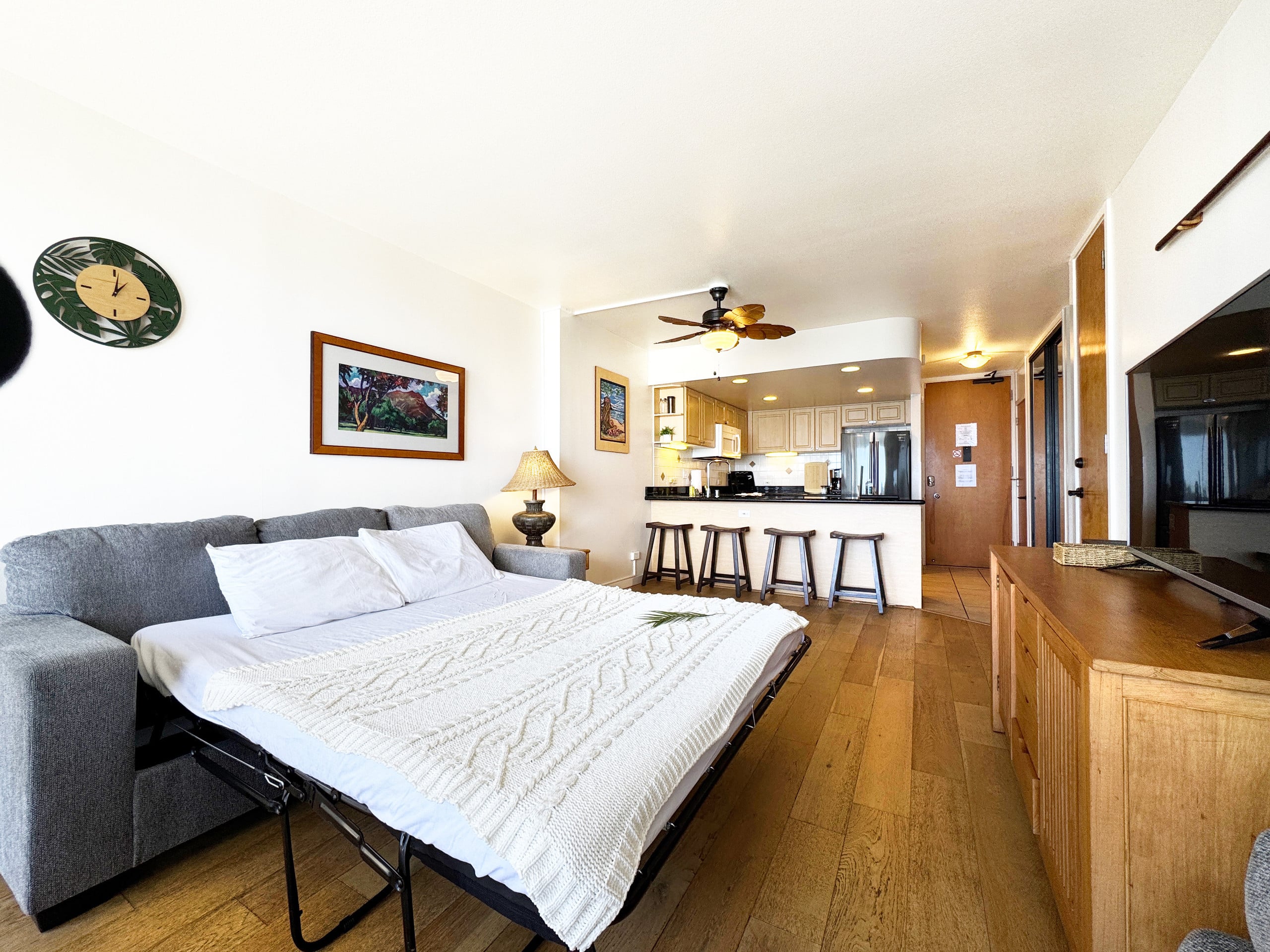 Condo in Honolulu · ★4.76 · 1 bedroom · 2 beds · 1 private bath - Image 3