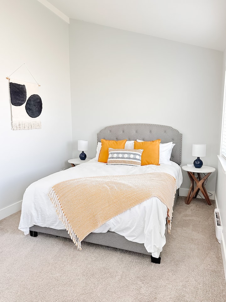 Dhomë gjumi kryesore me krevat dopio "queen".