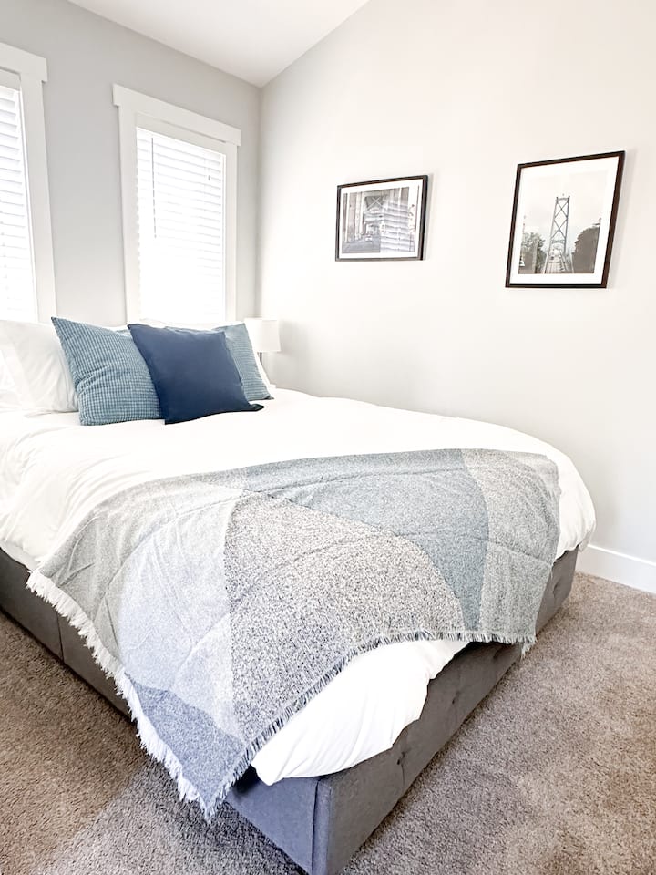 Dhoma e dytë e gjumit me një krevat dopio "queen".