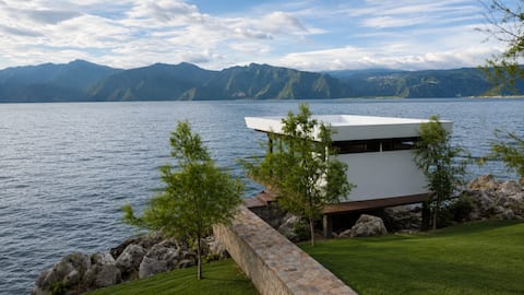 Lux Lakefront • B&B • Sauna • Jacuzzi
