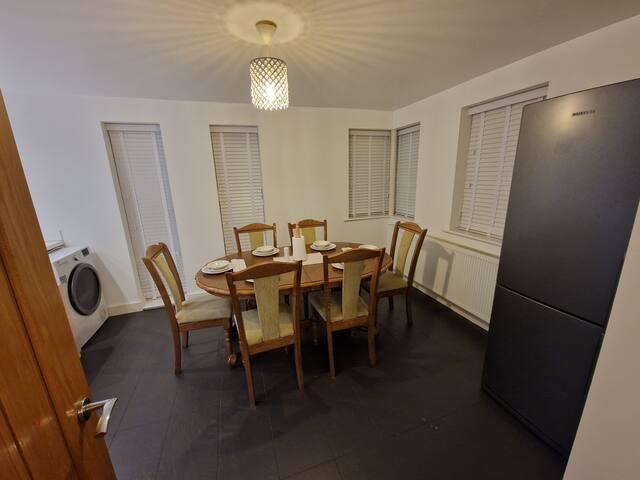 4 Bedroom house in Altrincham gallery image 4