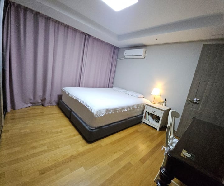 Chumba hiki kikubwa sana cha kulala kina kitanda cha ukubwa wa kifalme chenye chapa yenye ubora wa juu zaidi yenye thamani ya milioni 10.

Chumba hiki cha kulala kina kiyoyozi maalumu kilichowekwa ukutani na feni ya ziada. Tuna dawati la kale kwa ajili ya kazi, kiti, kabati na matandiko ya ziada.

Mfumo wa kupasha joto wa ndani kama vile kila chumba, sebule na jiko ni joto sana huku kukiwa na mfumo wa kupasha joto wa kipekee wa sakafu ya Kikorea kupitia njia ya boiler na hakuna kelele hata kidogo. 

Dirisha ni dirisha maradufu la kiwango cha juu lisilo na upepo wa nje hata kidogo.