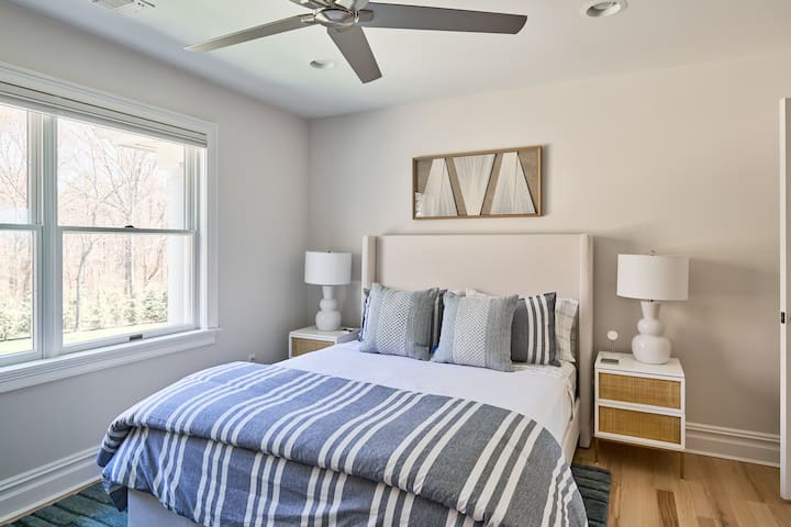 Cette chambre avec lit queen size se trouve à l'étage et est reliée à une salle de bain privée et complète attenante.