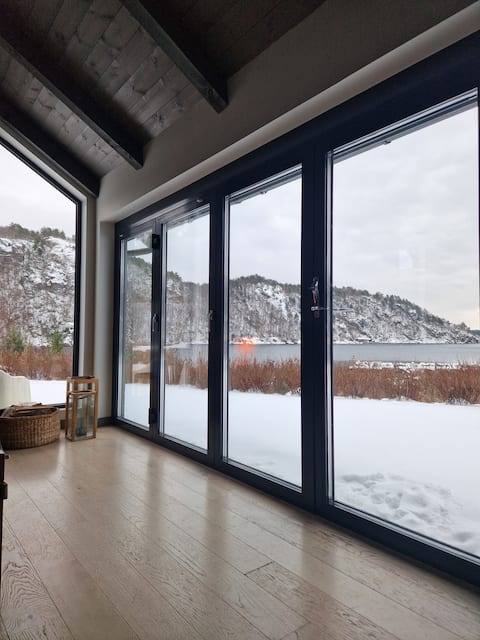 Easter fun at the water's edge – a cabin right by the lake!