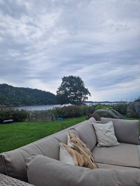 Vacation by the water. Cabin right by the lake!