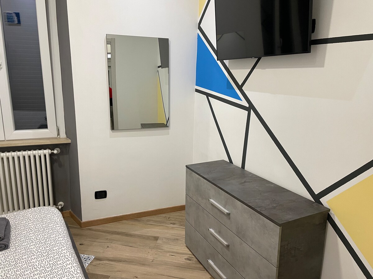 Chumba cha kulala kilicho na kitanda mara mbili 170x200 kilicho na godoro la kumbukumbu ya mifupa ya mifupa, linalosaidiwa na ubao wa mbao wa mifupa, kabati lenye kabati la kujipambia, kiyoyozi baridi cha inchi 50 cha Smart TV ni chumba cha kulala cha pikipiki  