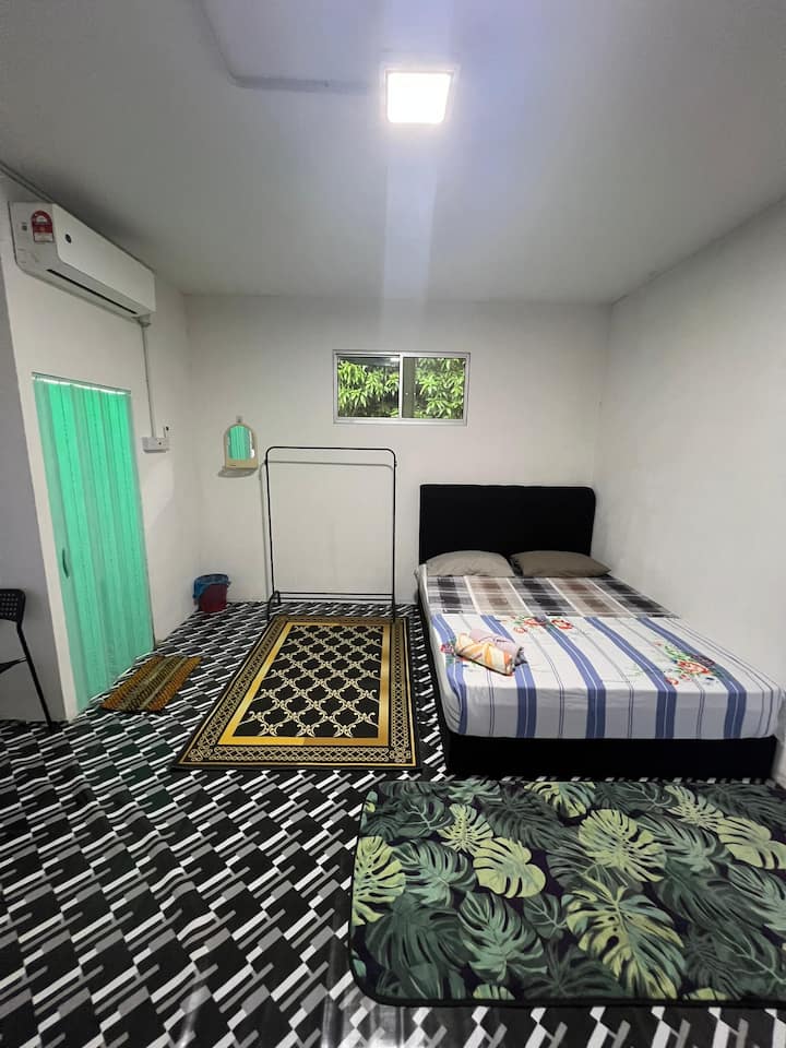 Guest House 2 With Quen Bed + Single Bed + Bath - Kuala Terengganu