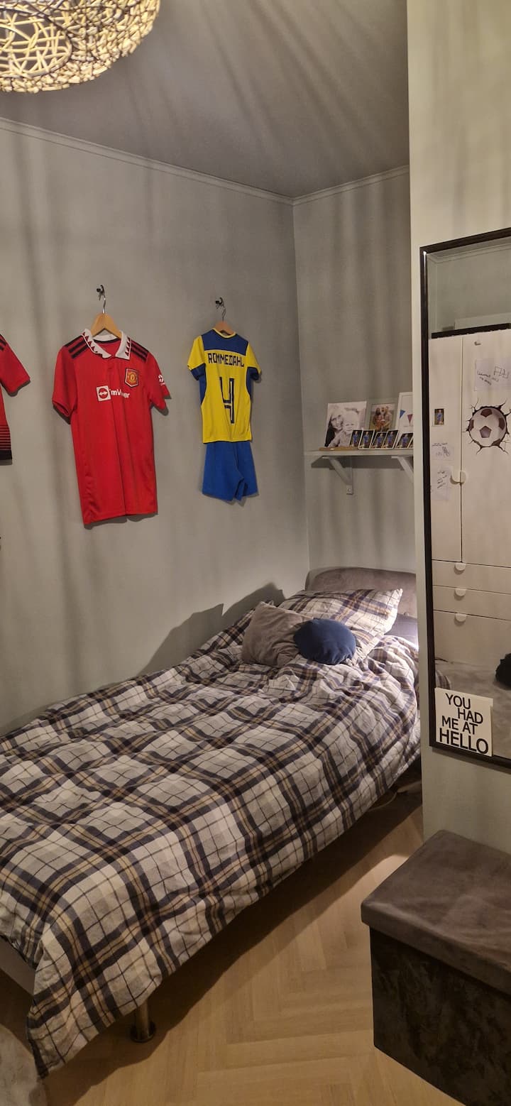 ห้องนอนที่ชั้นล่างมีเตียงขนาด 90 ซม. 