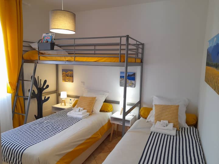 غرفة ثلاثية تضم سريرًا بطابقين مقاس 90 × 200 وخزانة وتخزين وألعاب وكتب للأطفال