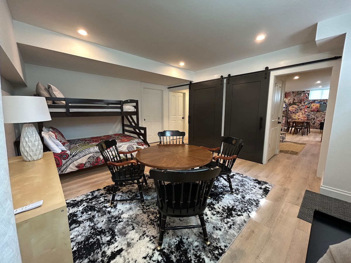 Соба за игри/спрат со врати од штала за приватност