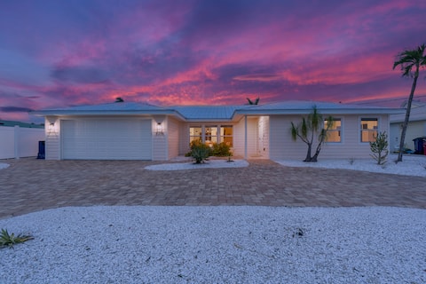 Private Pool Home-Canal Front-3BR The Pink Lily