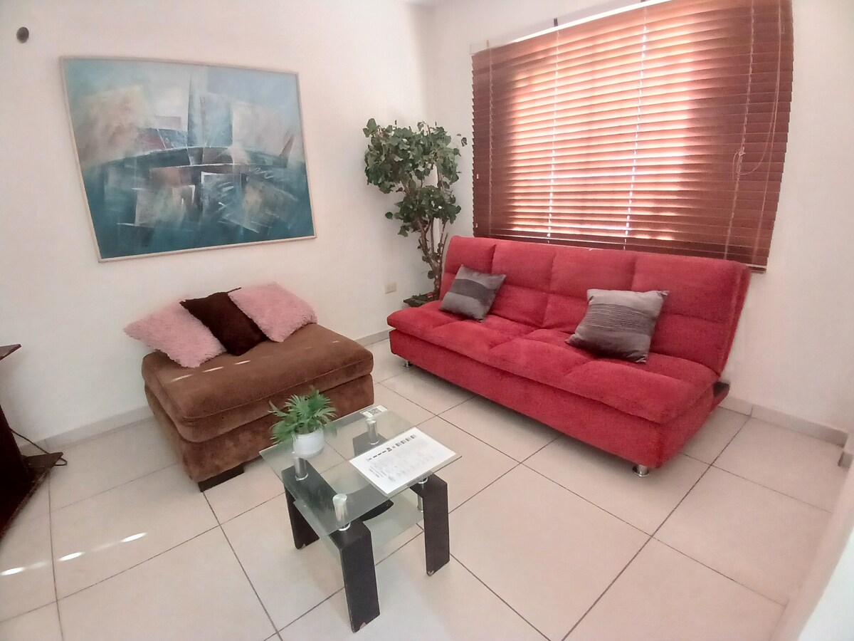 Изглед от кухнята, малка, но удобна всекидневна. Ще можете да се отпуснете и да се насладите на смарт телевизора Roku с безплатни цифрови платформи. 