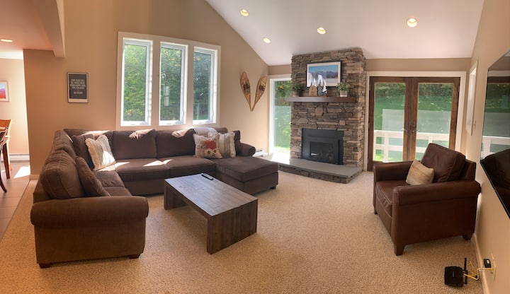 Jay Peak 3br condo walk to water park/ice haus.