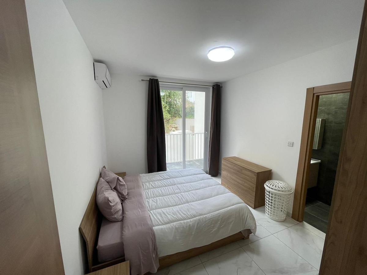 Central En-Suite Room Near Balluta Bay /3