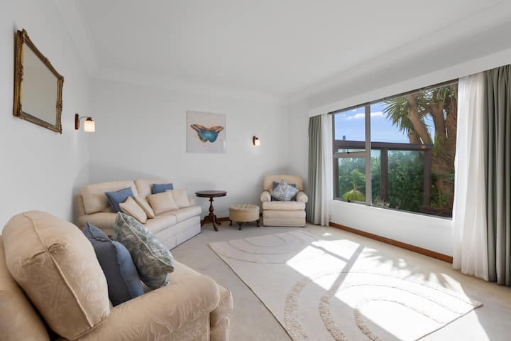 Beach House Bliss: Steps From The Shore - New Plymouth