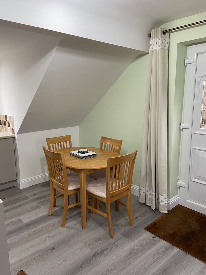 Four Oaks, Kintbury. Private Self-catering Annex. - Hampshire