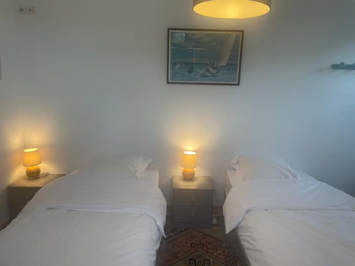 卧室3 ， 17平方米， 2张90张床，可连接，窗户通往庭院，窗户通往街道