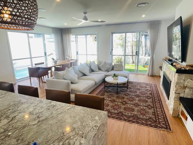 The Casuarina Beach Escape, New Luxury Beach House gallery image 4