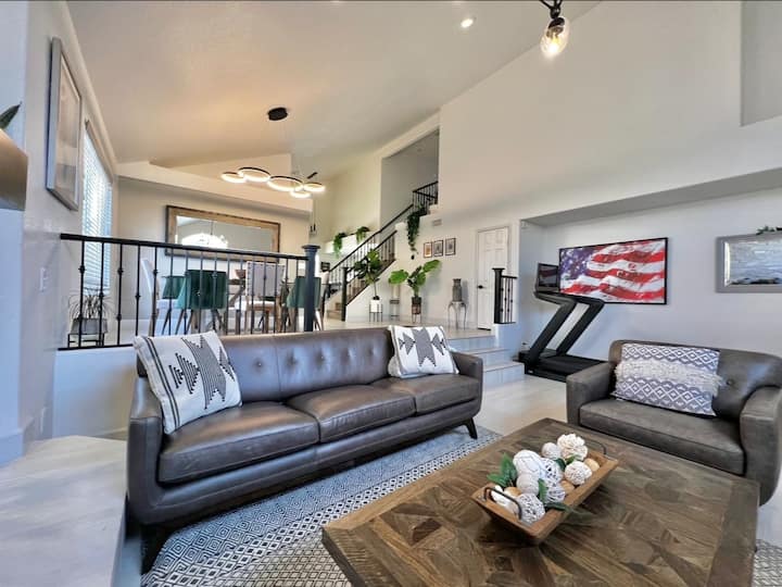 Stylish Green Tuscany Vibe House - Las Vegas, NV
