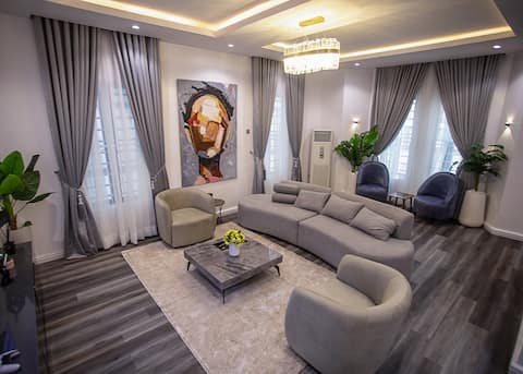 Spacious luxury 5 bedroom duplex