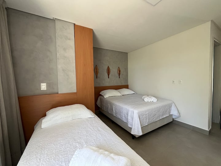 الجناح 1 - مكيف الهواء بسرير مزدوج وسرير فردي. تشمل بياضات السرير والحمام. 