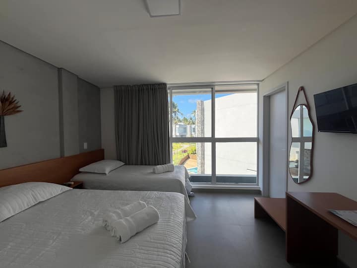 الجناح 2 (الرئيسي)- مكيف الهواء مع تلفزيون ذكي وسرير بحجم كوين وسرير فردي. تشمل بياضات السرير والحمام  