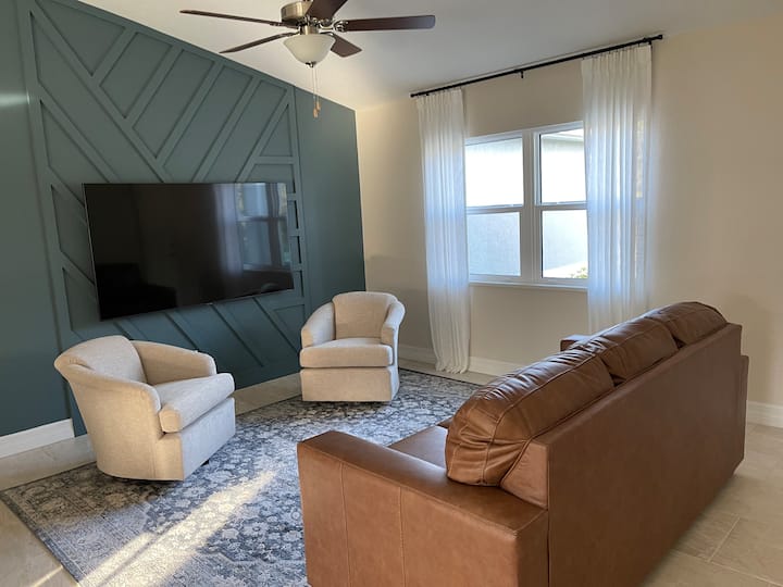 Charming, Modern, Cozy Retreat - North Port, FL
