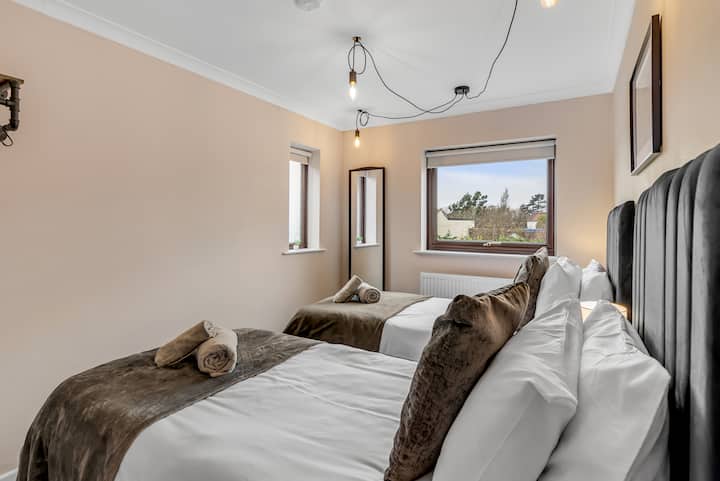 الراحة المرنة: توفر غرفة النوم 1 براعة مع سريرين مفردين، مما يضمن إقامة مريحة مصممة خصيصًا لاحتياجاتك في عقارنا المريح. 