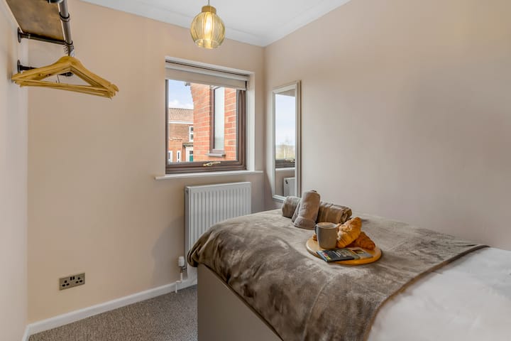 الهدوء المصمم خصيصًا: توفر غرفة النوم 2 ملاذًا مريحًا مع سريرها الفردي، مما يخلق ملاذًا شخصيًا للراحة والاسترخاء في عقارنا الجذاب. 