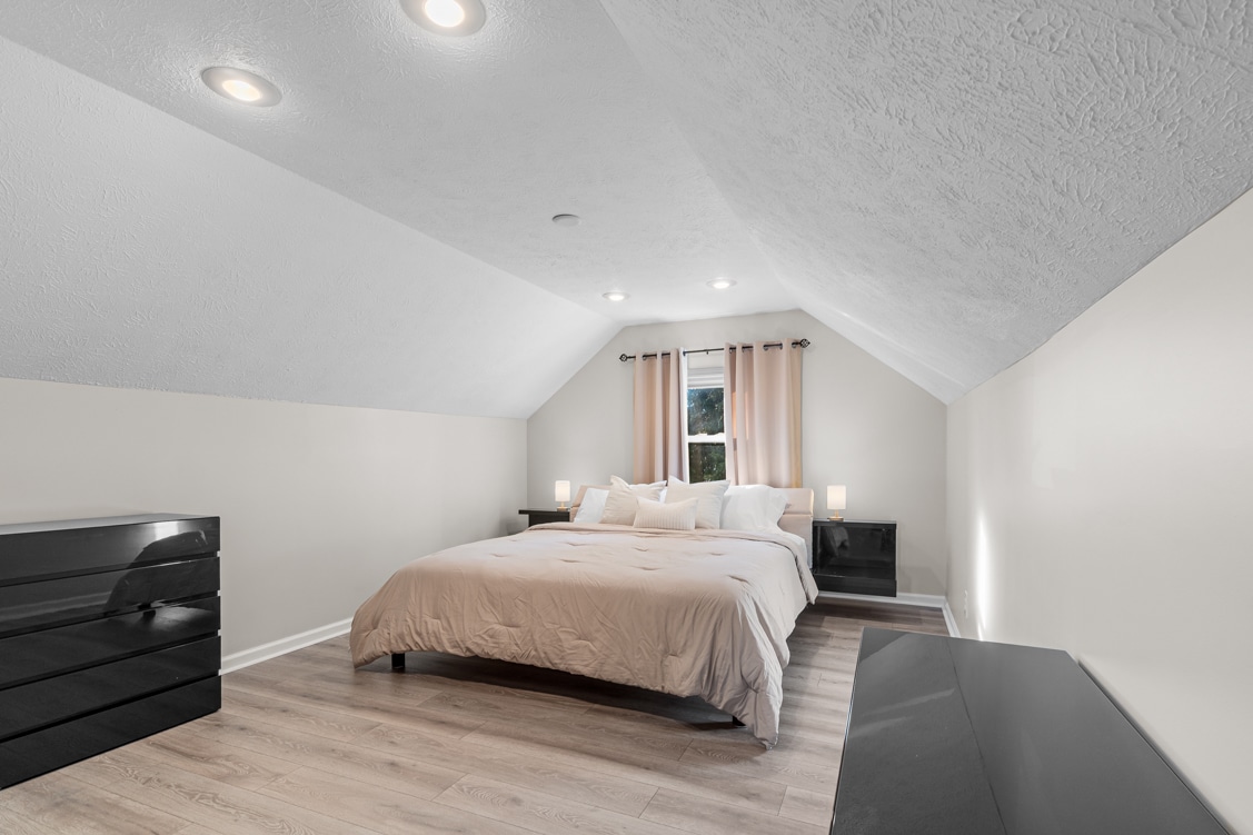 ห้องนอนชั้นสองกว้างขวางที่ออกแบบมาเพื่อการนอนหลับที่ดีที่สุดของคุณมีตู้เสื้อผ้าที่เพียงพอสำหรับเสื้อผ้าของคุณและชั้นวางเสื้อผ้า 