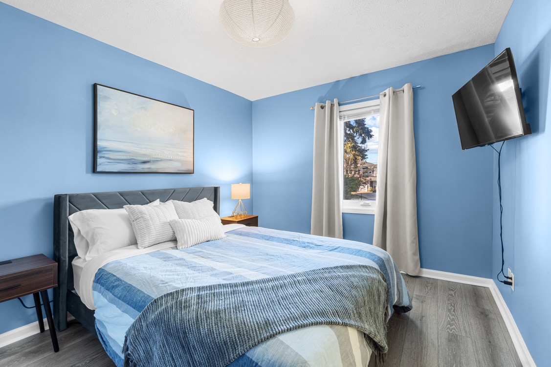 ห้องนอนควีนไซส์ชั้นหนึ่งพร้อมวิวเงียบสงบเตียงนอนสบายและหมอน - เหมาะสำหรับการพักผ่อนอย่างสงบหลังจากวันที่ยาวนาน ห้องพักยังมีสมาร์ททีวีสำหรับสตรีมรายการโปรดทั้งหมดของคุณก่อนนอน 