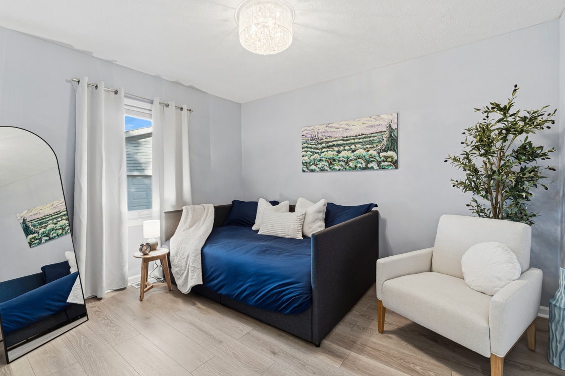 เตียงนอนเล่นชั้นหนึ่งเหมาะสำหรับการพักผ่อนหรือนอนหลับสบายสบายและน่าอยู่