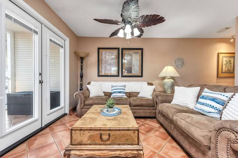 Top performing Airbnb: View of beach/balcony/steps to sand/2 King suites in Destin