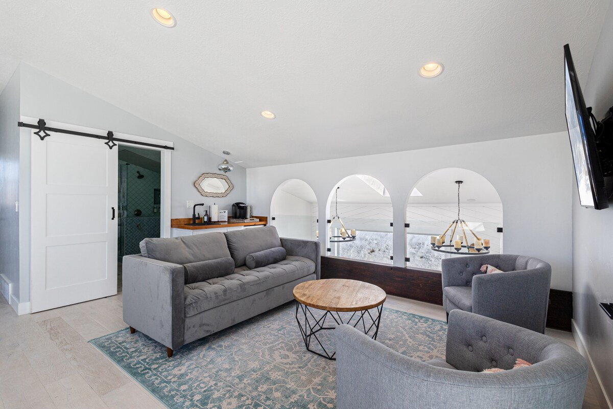 ☕️ Დაისვენეთ და განიტვირთეთ მყუდრო ლოფტში, რომელიც აღჭურვილია კომფორტული გამოსაწევი დივნით, სმარტ-ტელევიზორითა და ყავის ბარით - იდეალურია დილის ლუდებისა თუ ფილმების ღამეებისთვის.