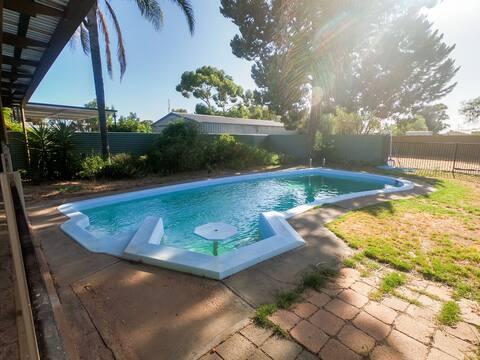Renovated 3BD w/ pool & spa bath