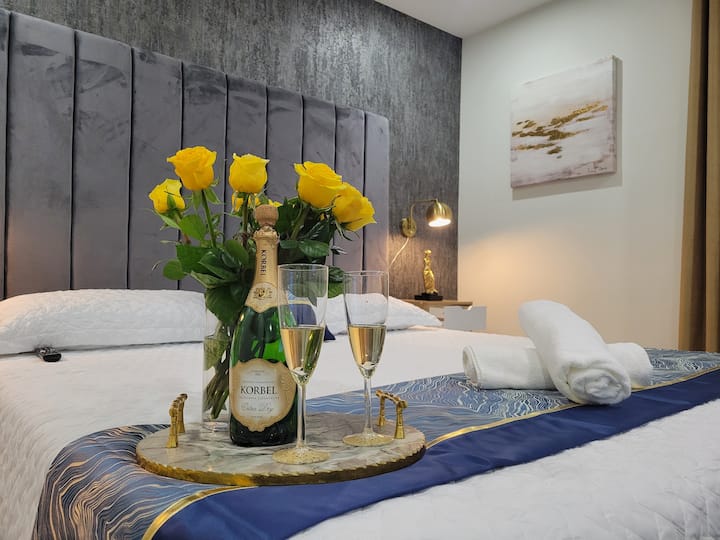 Ფუფუნებისა და კონფორის იდეალური ნაზავი! Ნება მოგვეცით, დაგეხმაროთ თქვენი მეორე ნახევრის გაოცებაში. Მიეცით საკუთარ თავს დაუვიწყარი სტუმრობის საშუალება!