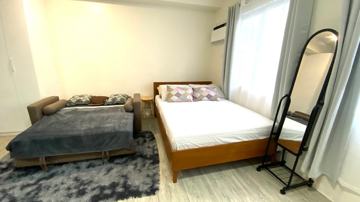  سرير عائلي – واسع ومريح، مثالي لليالي مريحة.
 أريكة مع سرير قابل للسحب – مساحة إضافية للأطفال أو الأصدقاء أو ضيف إضافي.