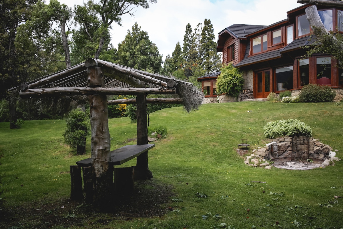 Residencia con alma patagónica en Arelauquen - Casa en Arelauquen Golf & Country Club