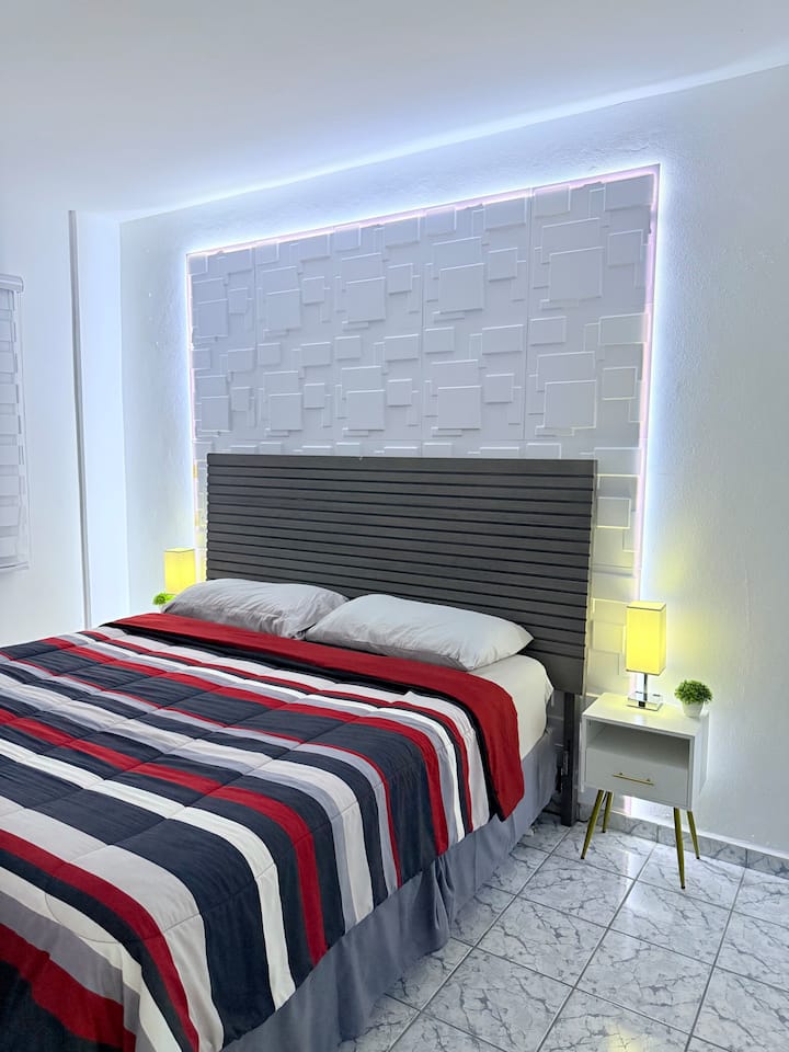 Cama tamaño king con aire acondicionado en el dormitorio 2
