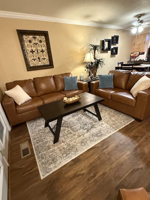 Popular Airbnb listing: Come relax at our cozy condo! in Central Arkansas Rural