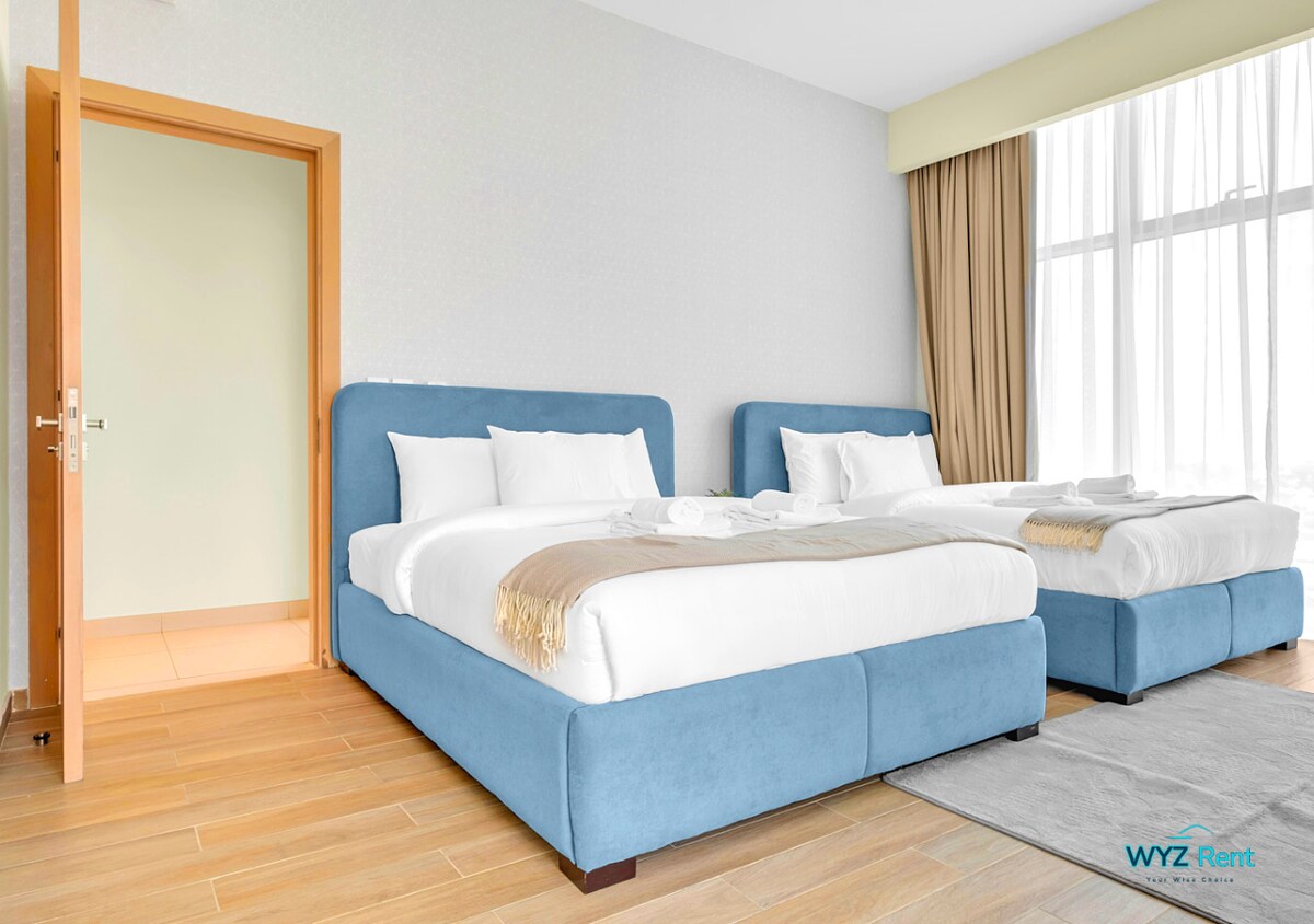 Zwei bequeme Betten in einem hellen Raum – perfekt für Familienspaß oder nächtliche Gespräche!
