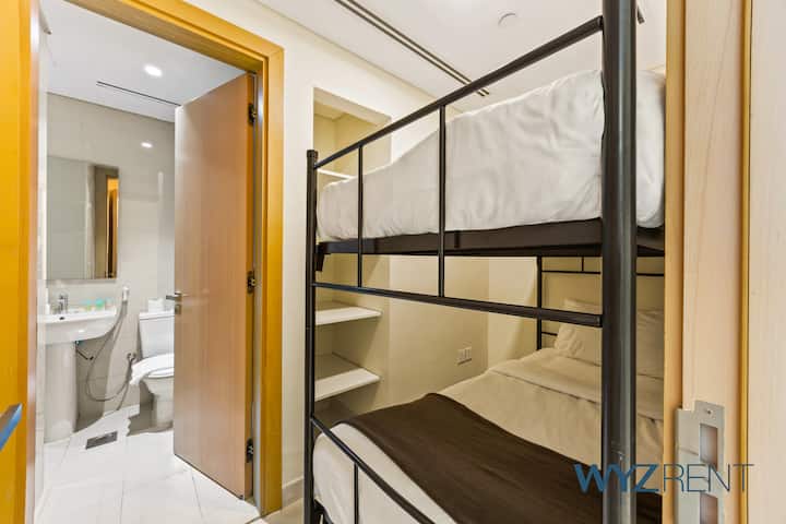 舒适的双层床设置—非常适合孩子、表亲或朋友共享欢乐的夜晚！