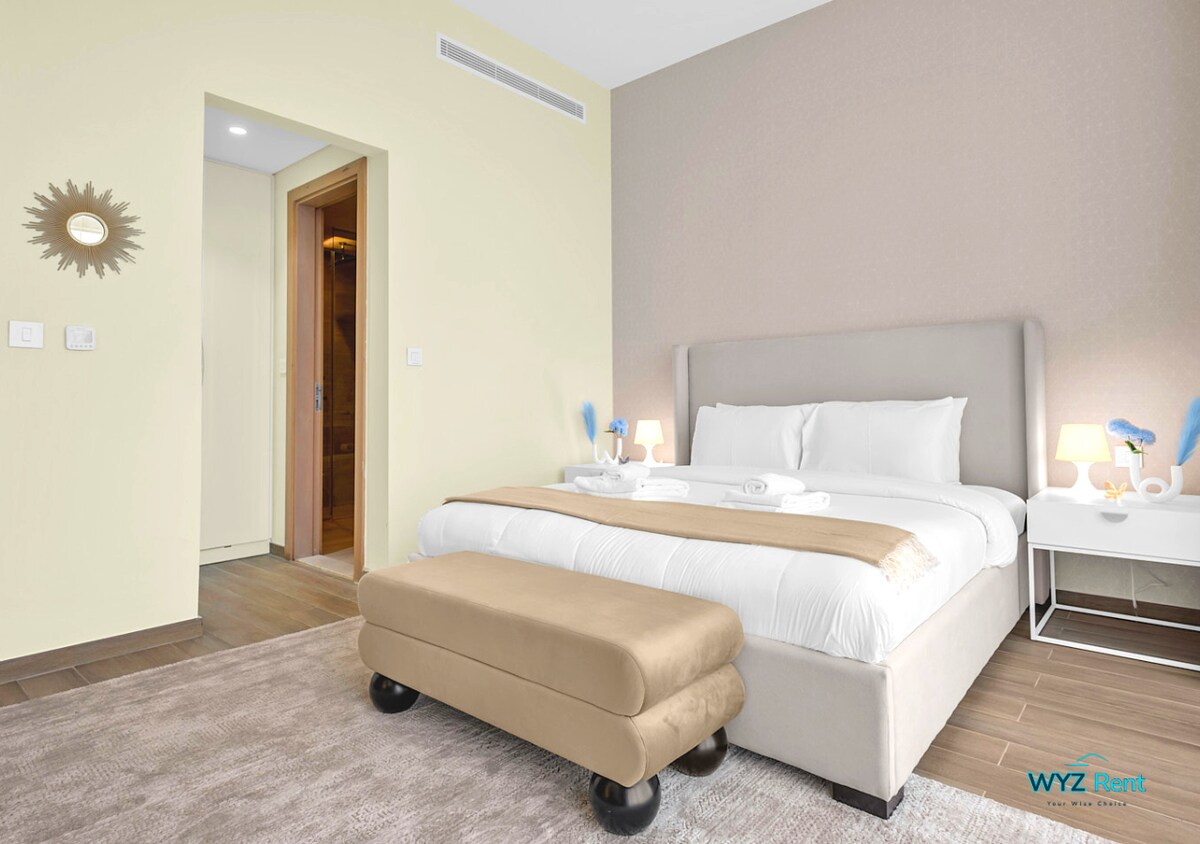 Kingsize-Bett mit sanften Tönen – perfekt zum Ausstrecken nach einem Tag in Downtown Dubai.
