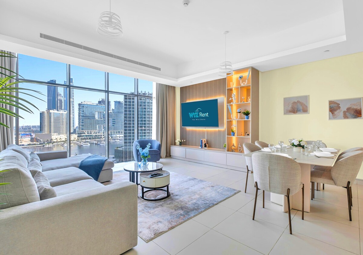 Heller Wohnraum mit schickem Dekor – perfekt für Familienspaß und Netflix-Nächte.
