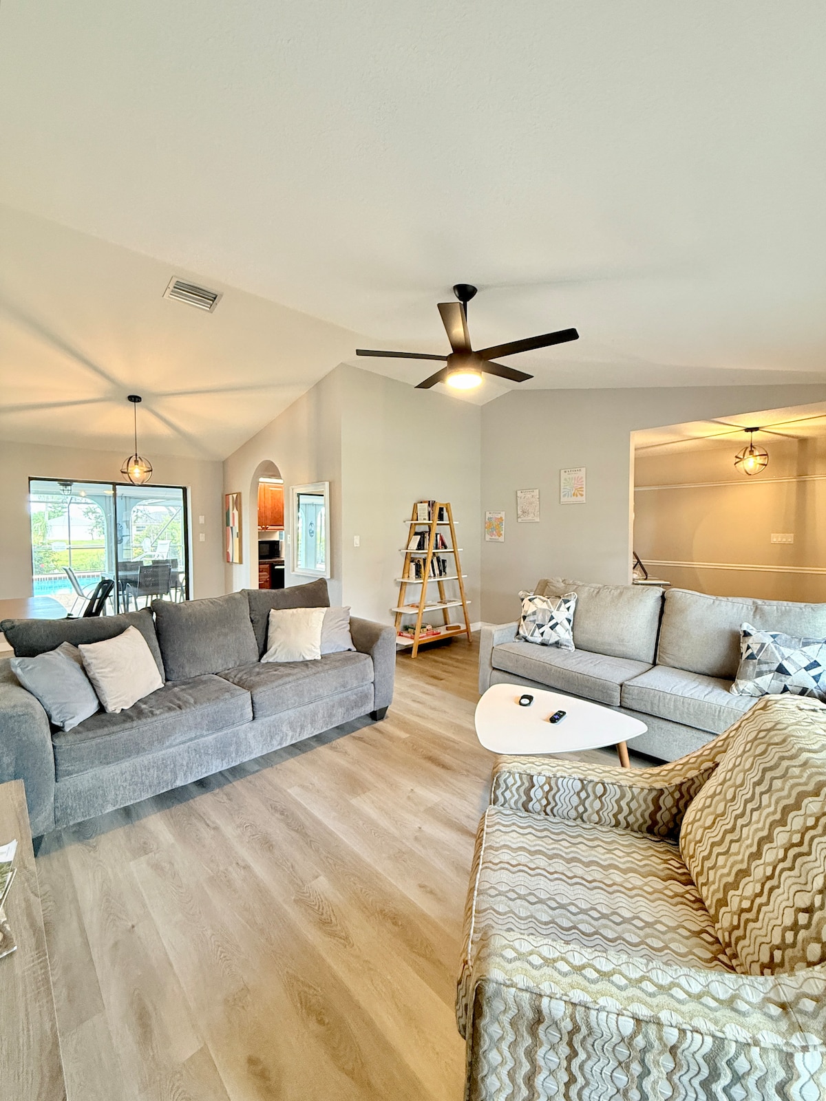 Obývacia izba je vybavená pohovkou, rozkladacou pohovkou a televízorom s plochou obrazovkou. K dispozícii je tiež vyhradený pracovný priestor s počítačovým stolom a stoličkou.
