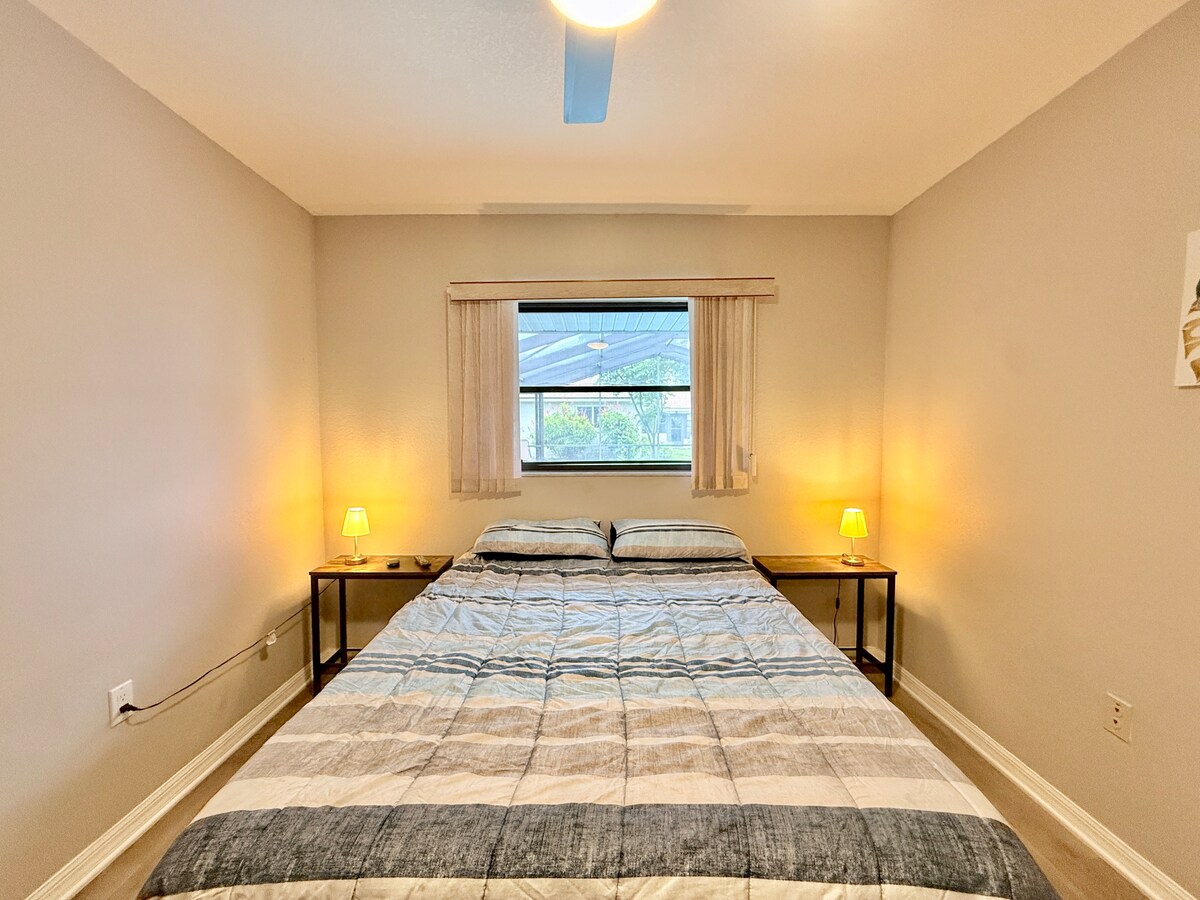 Spálňa č.2 zahŕňa manželskú posteľ, stropný ventilátor, šatník a televízor pre pohodlný a dobre vybavený priestor.
