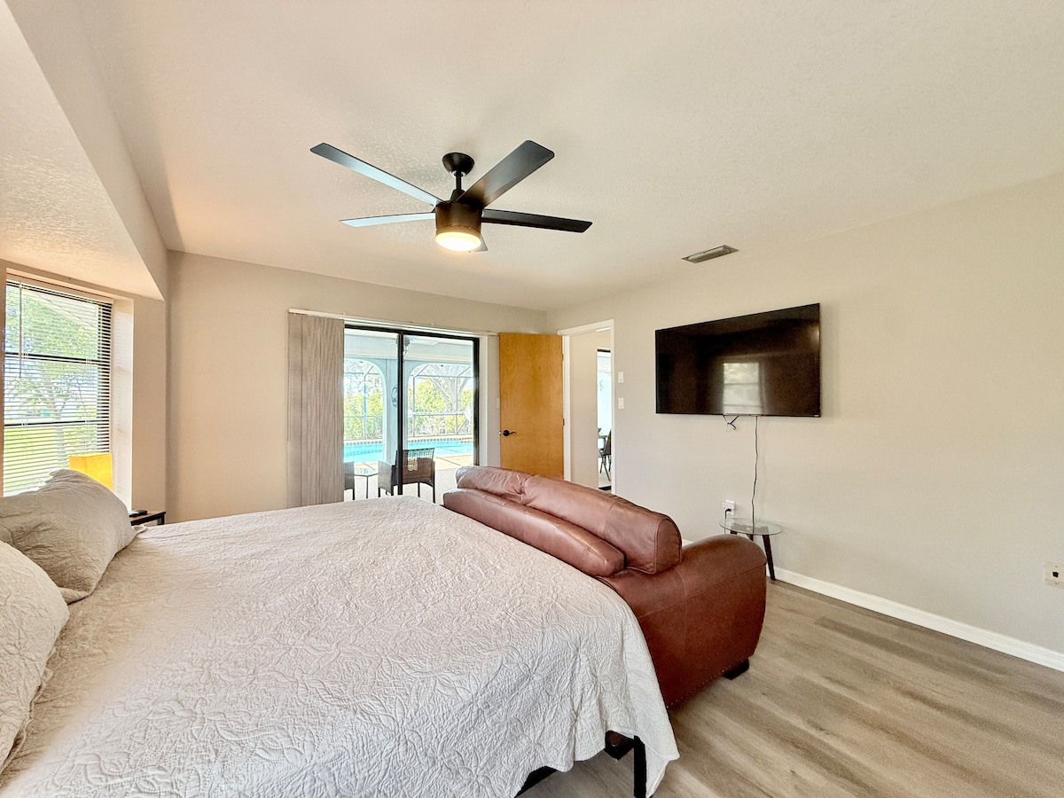 Hlavná spálňa ponúka pohodlnú manželskú posteľ, televízor, šatník, stropný ventilátor, gauč a vlastnú kúpeľňu. Ponúka tiež priamy prístup do bazéna pre väčšie pohodlie a relaxáciu.
