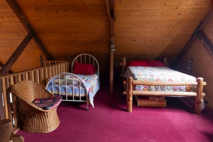 Лофт стая 7 в основната дървена колиба